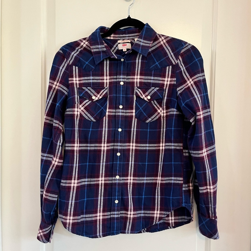 Levi’s classic fit flannel button down shirt size xs